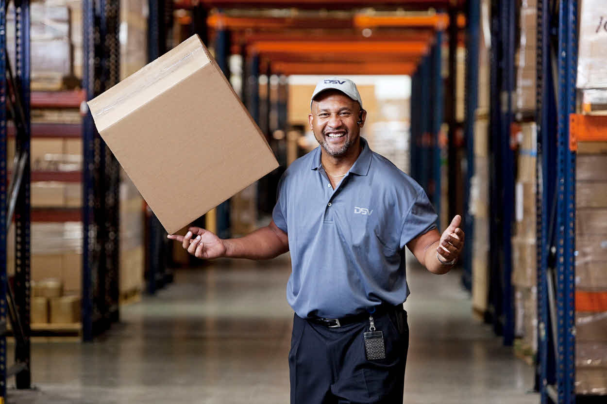 pracownik dsv z paczką